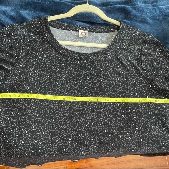 Elegant Black Patterned Women's Top - Picture 4 of 7